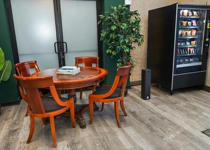 Mccormick Place 2br With Patio, Skyline View And Optional Parking Sleeps 6 Near Soldier Field And Grant Park *