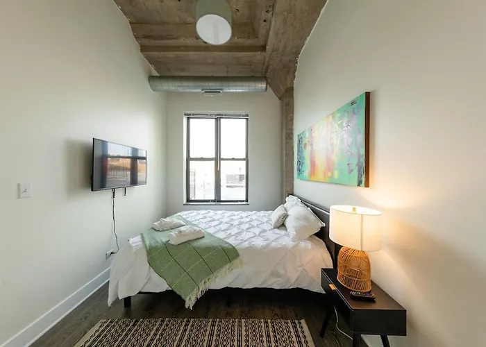 Mccormick Place 2br With Patio, Skyline View And Optional Parking Sleeps 6 Near Soldier Field And Grant Park *