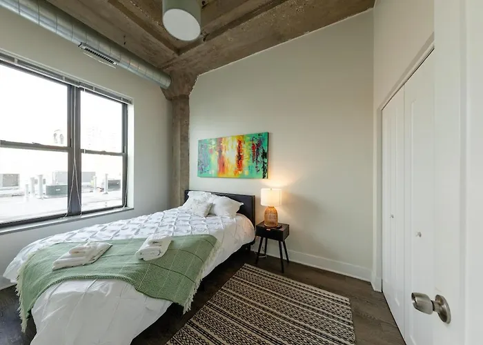 Mccormick Place 2br With Patio, Skyline View And Optional Parking Sleeps 6 Near Soldier Field And Grant Park Chicago