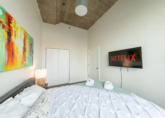 Mccormick Place 2br With Patio, Skyline View And Optional Parking Sleeps 6 Near Soldier Field And Grant Park